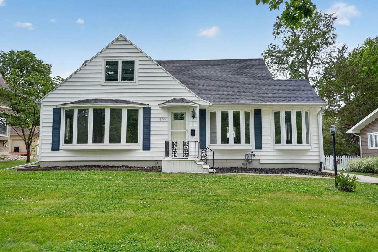 2221 Grand Boulevard - Photo 1