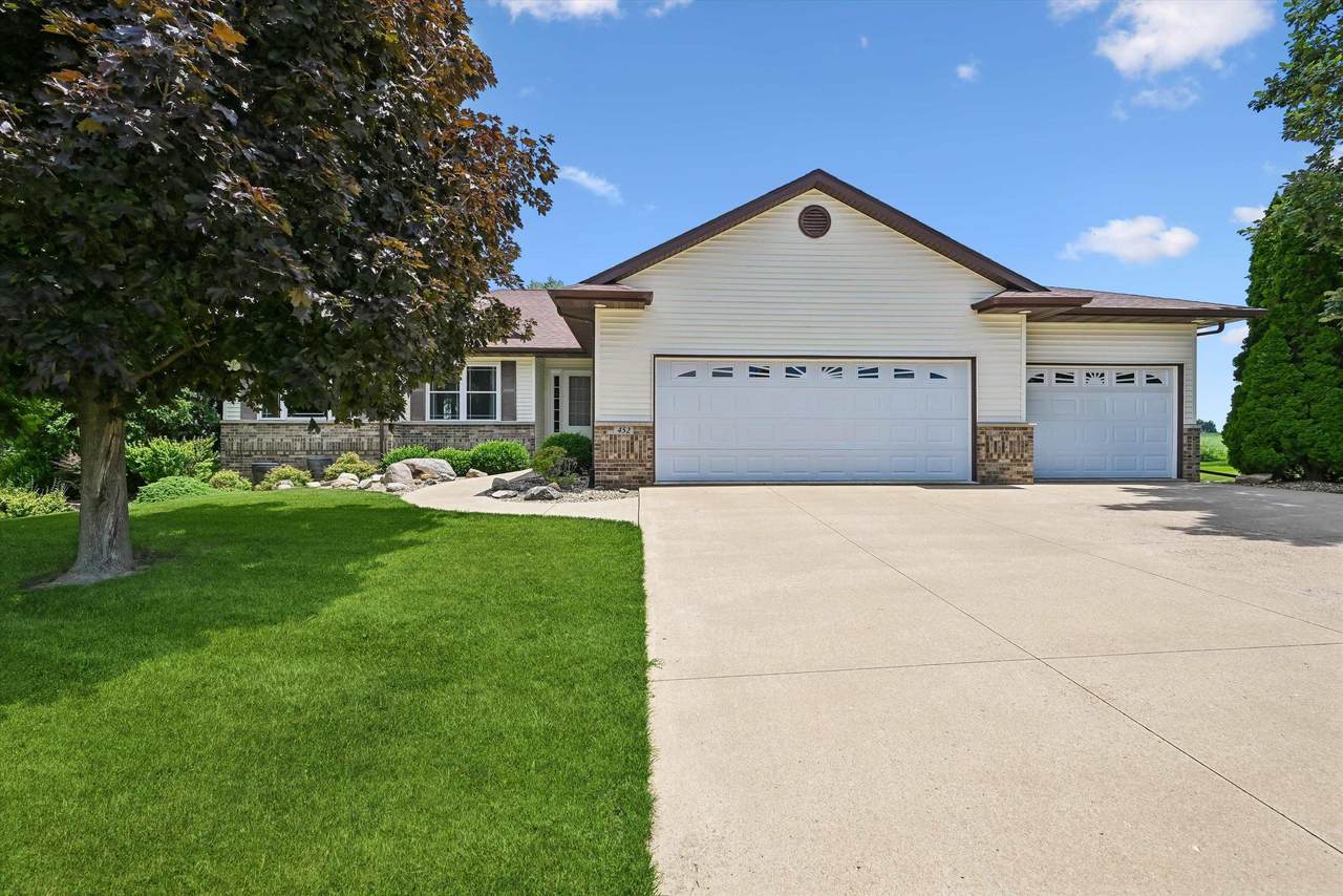 452 Sunset Drive - Photo 1