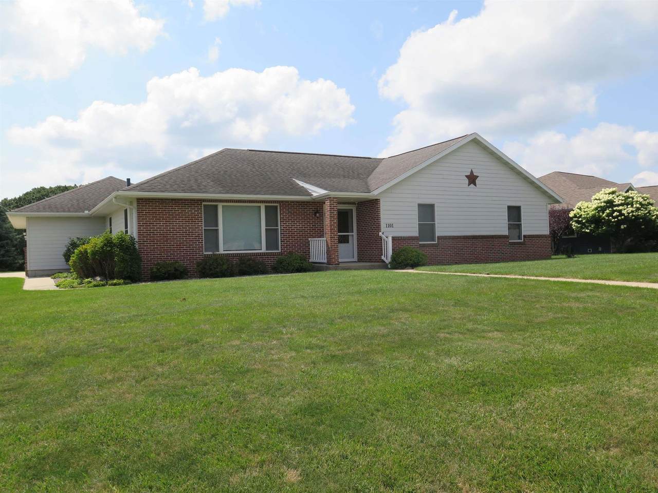 1101 Linden St - Photo 1