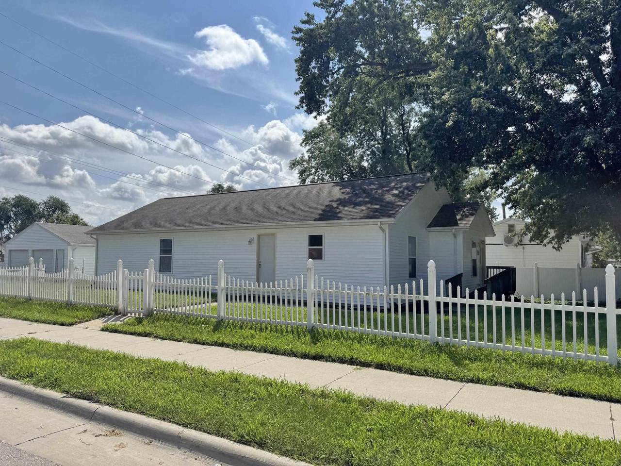 140 Summerhays Street - Photo 1