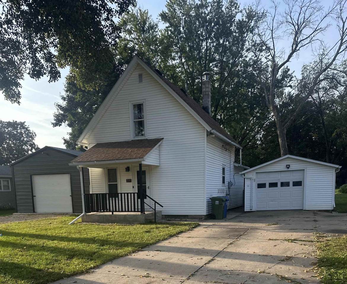 204 8th Street - Photo 1