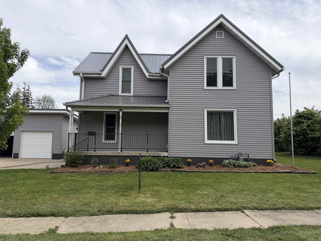613 Wapsie Street - Photo 1