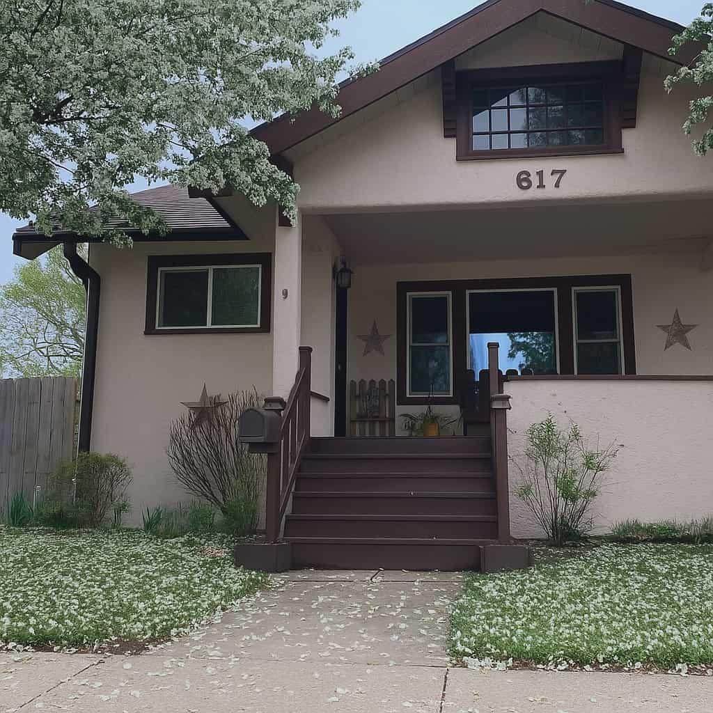 617 E Charles - Photo 1