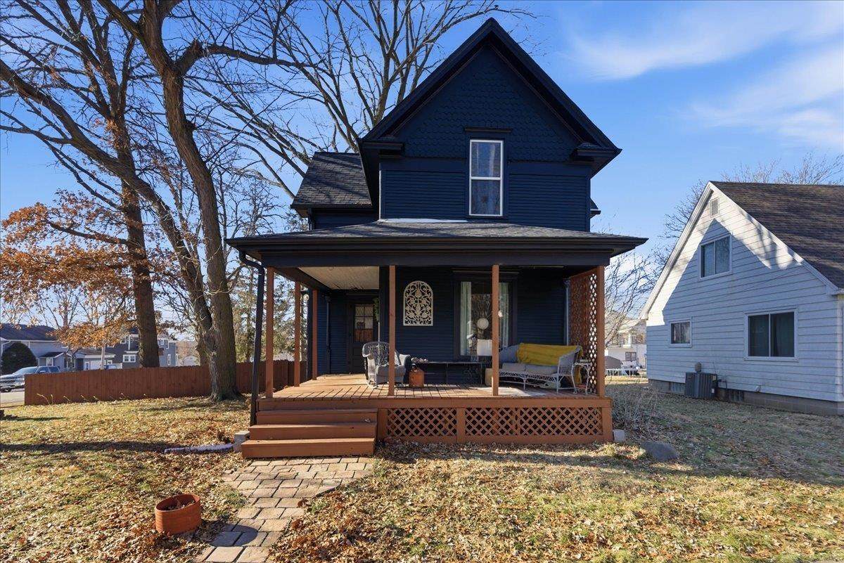 100 Russell - Photo 1