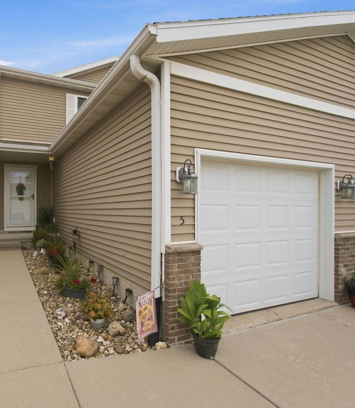 4902 Algonquin Drive - Photo 1