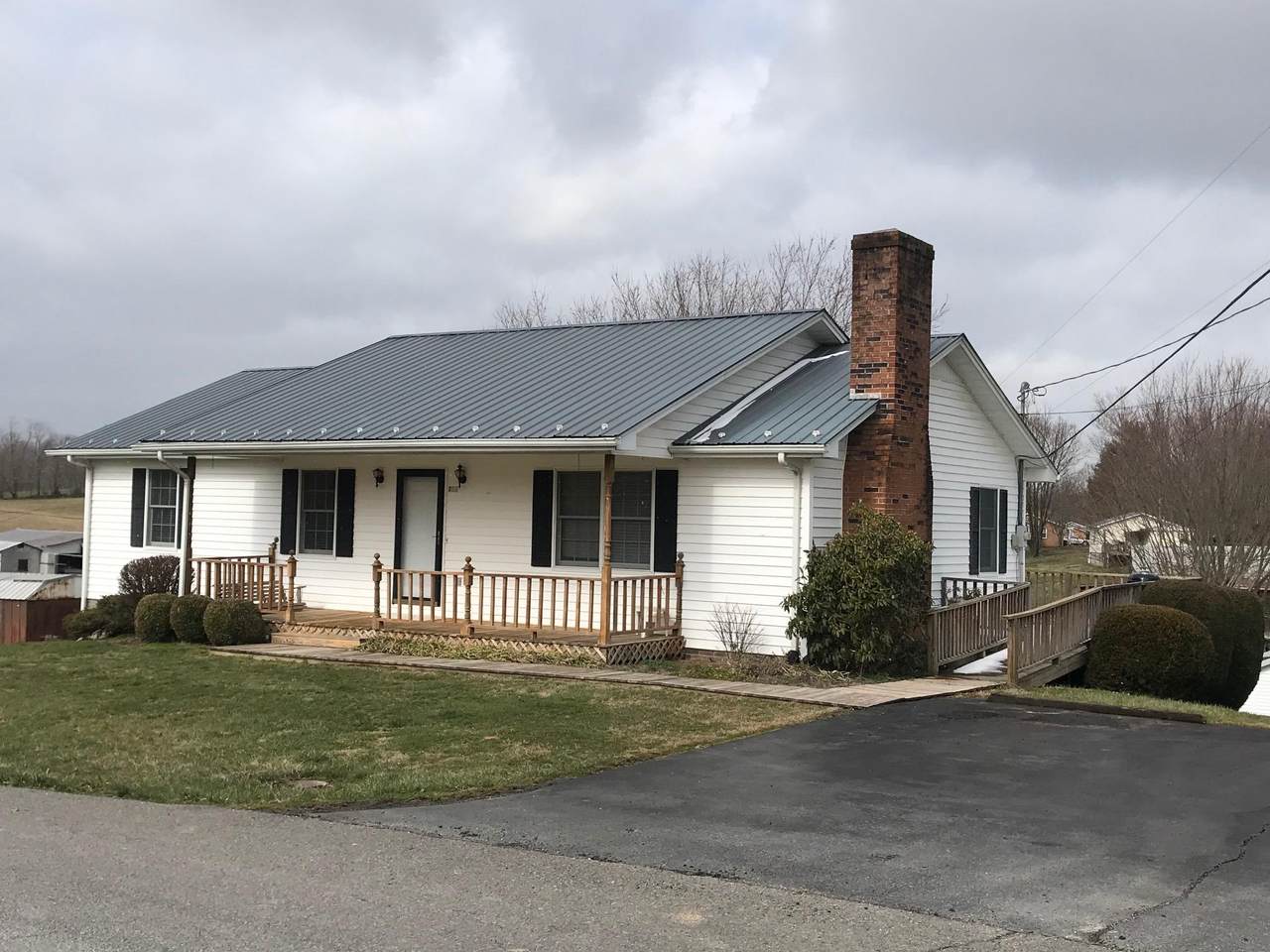 711 Country Lane - Photo 1