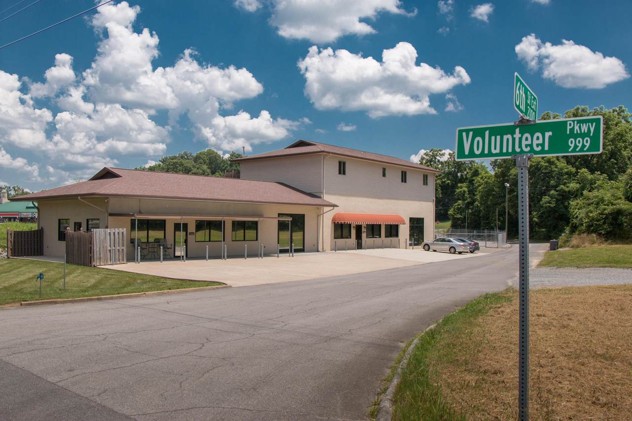 981 Volunteer Parkway - Photo 1