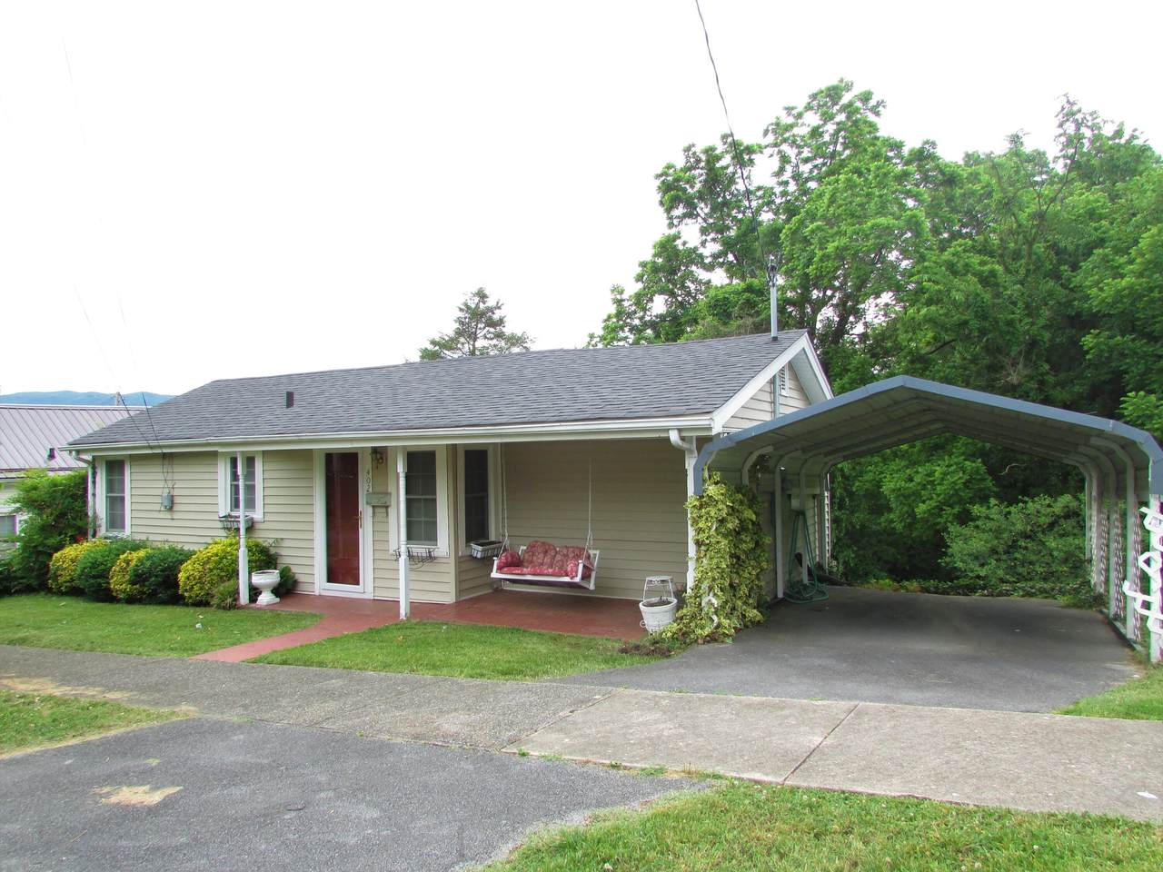 402 Watauga Avenue - Photo 1
