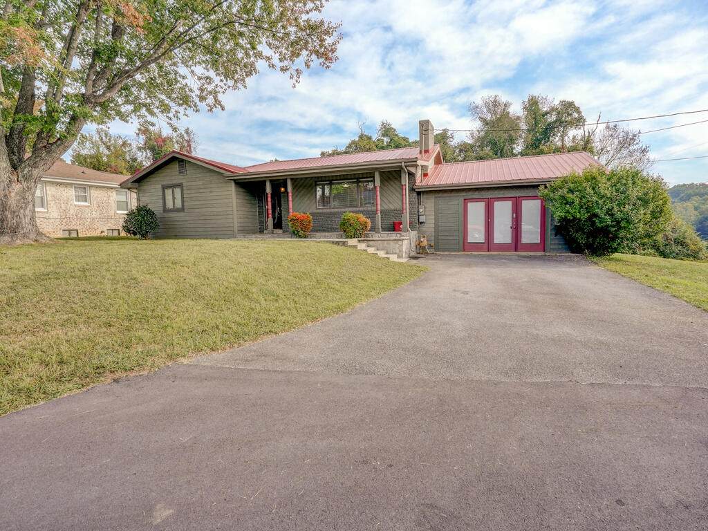 400 Twin Oaks Drive - Photo 1