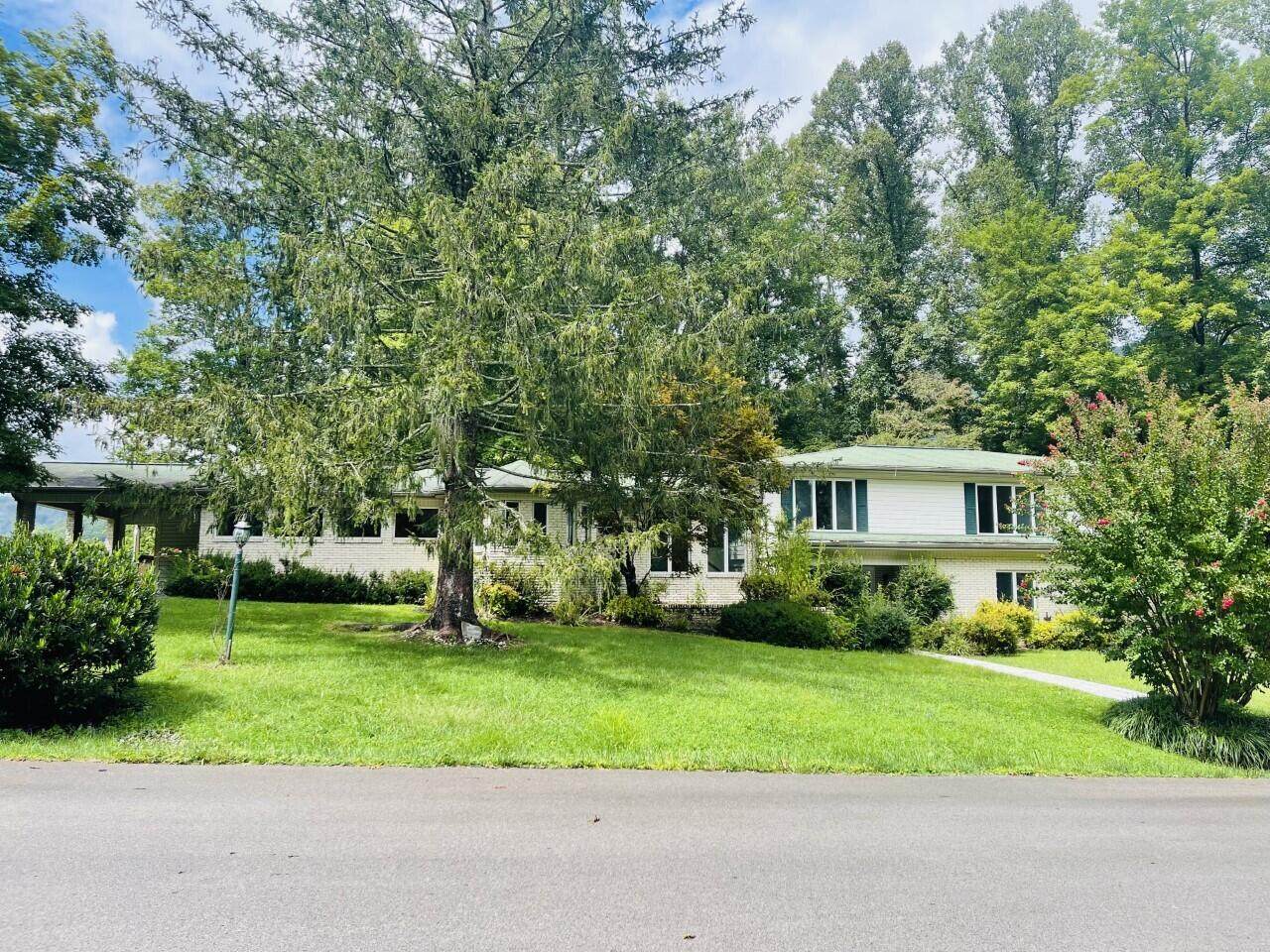 1315 Oakwood Circle - Photo 1