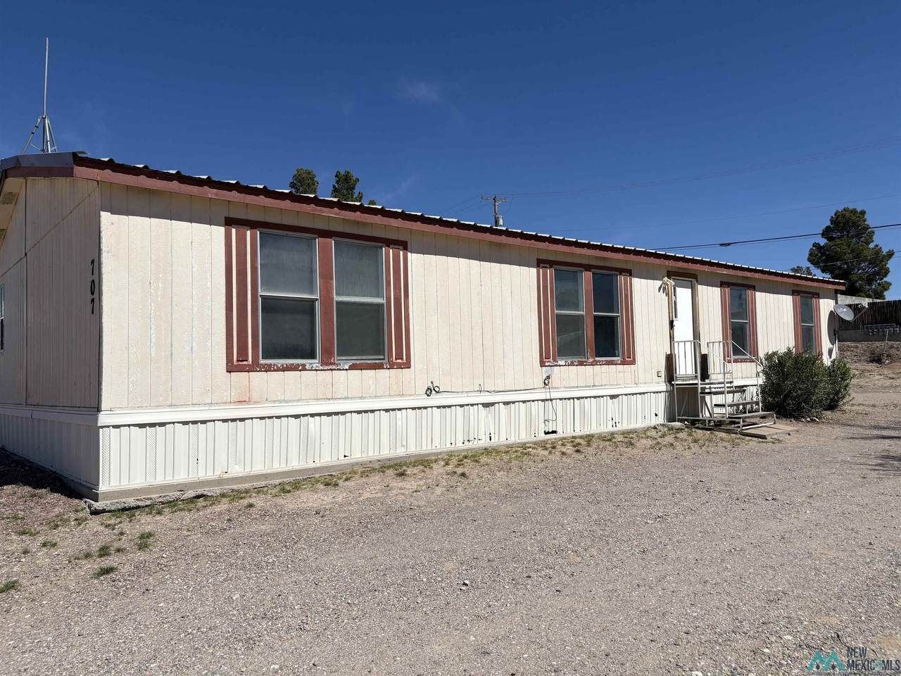 707 Tingley St - Photo 1