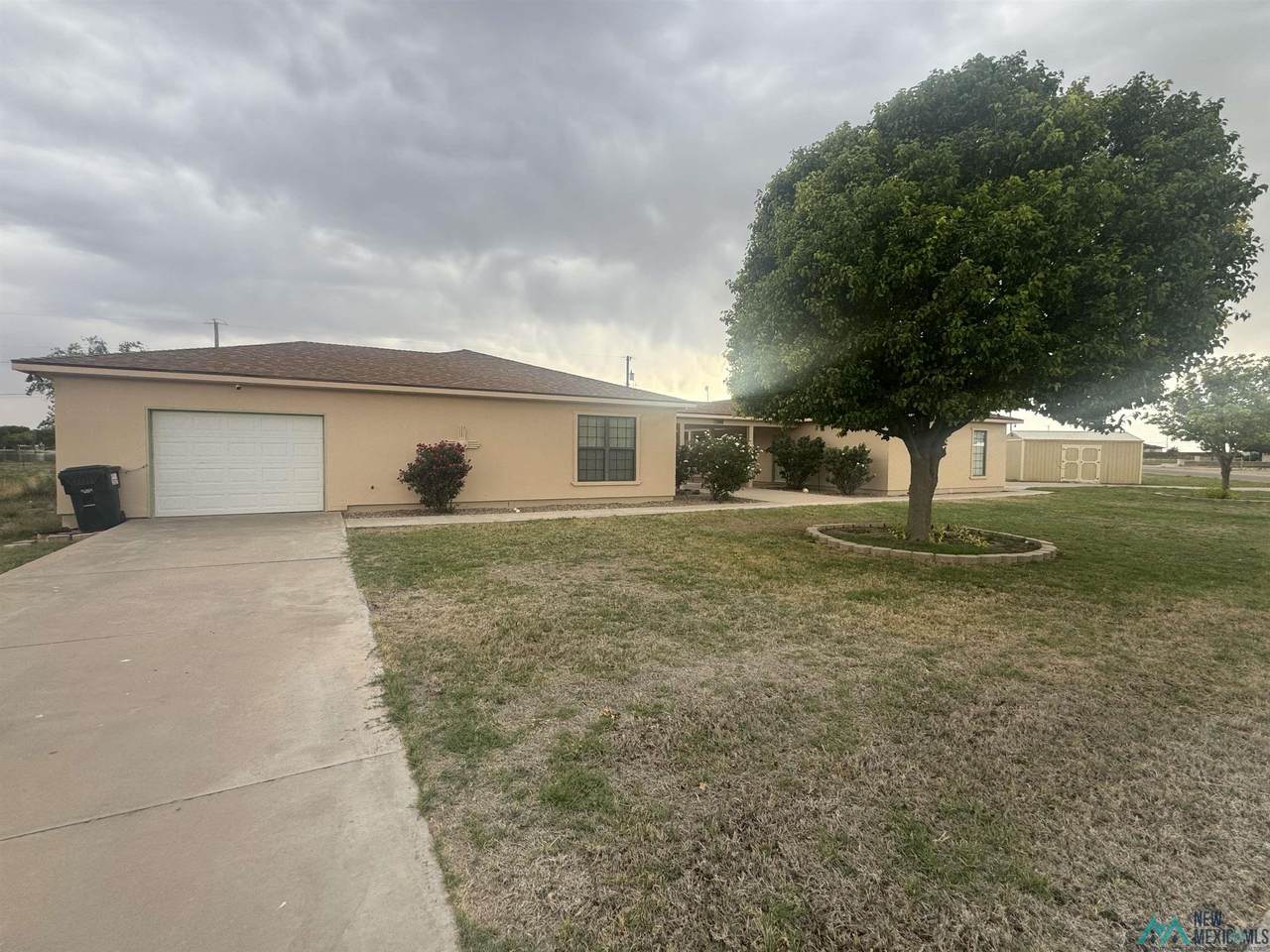 2100 Lakeview Drive - Photo 1