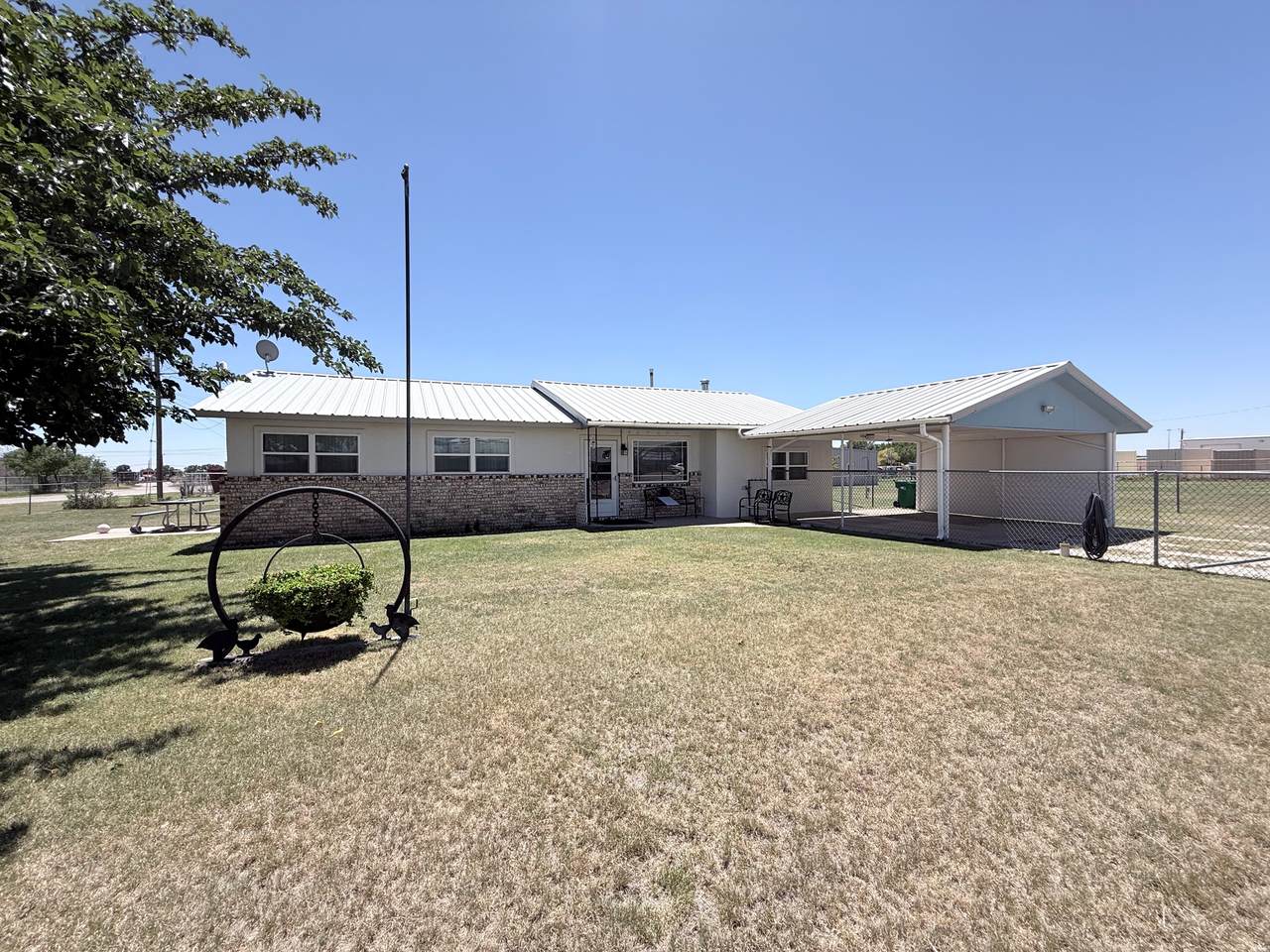 909 Ave B - Photo 1
