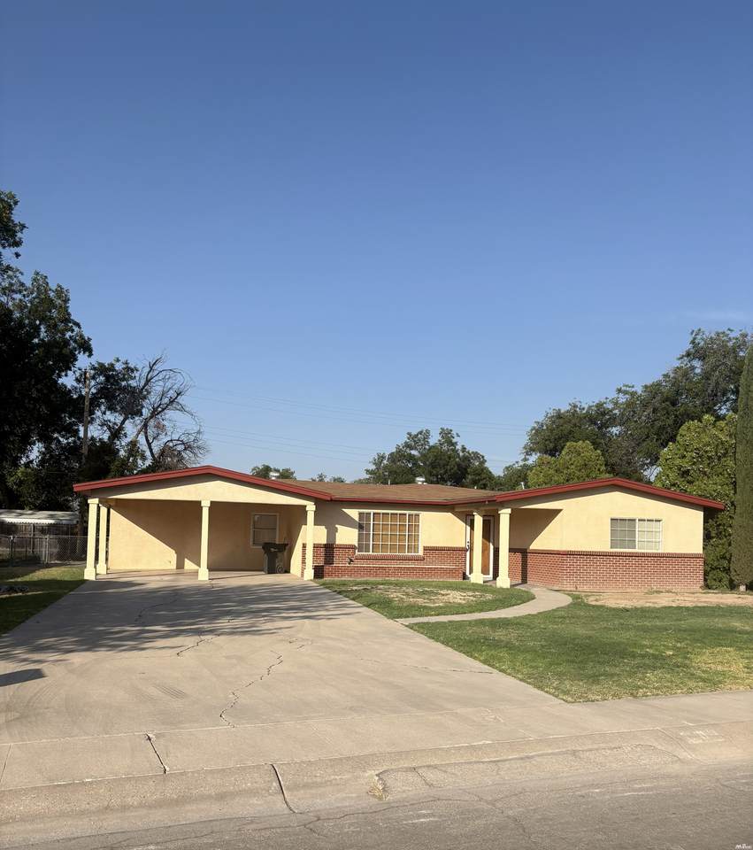 1303 Country Club Cir - Photo 1