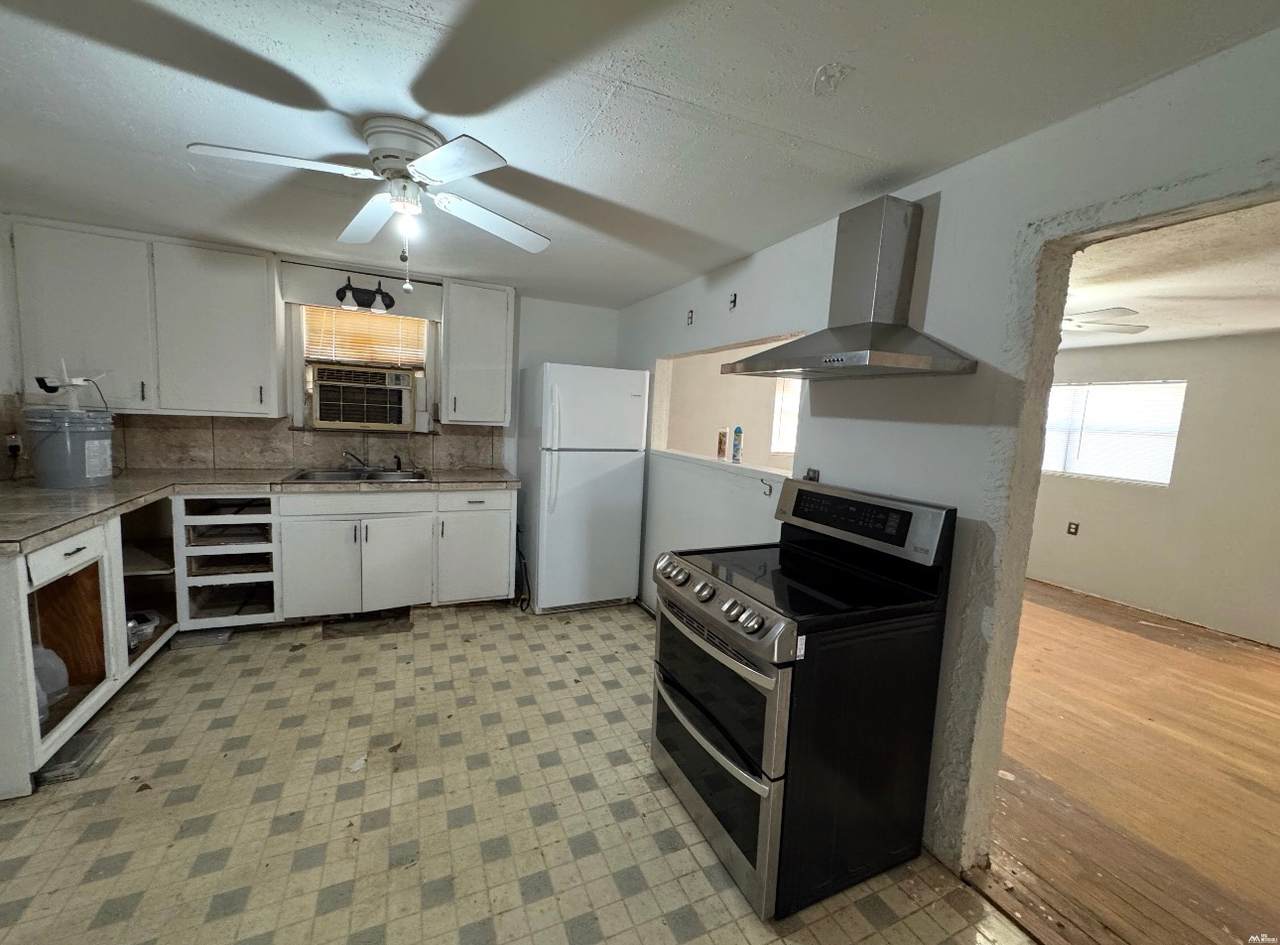 801 Avenue C - Photo 1