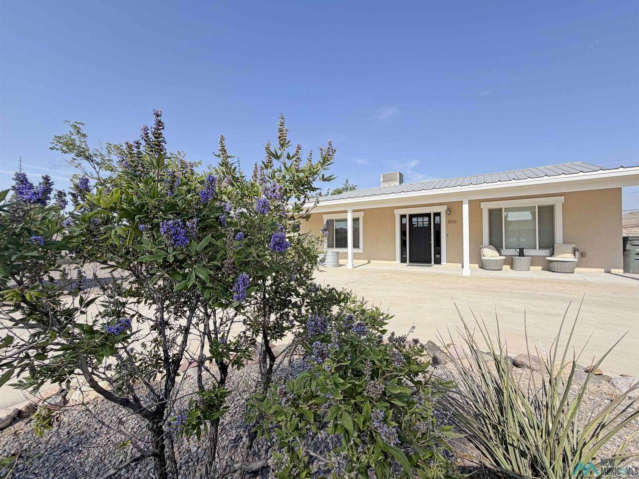 806 Sierra Vista Drive - Photo 1