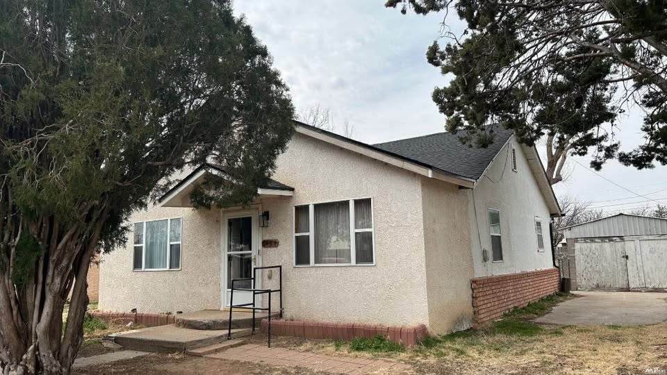 1404 S Ave B - Photo 1
