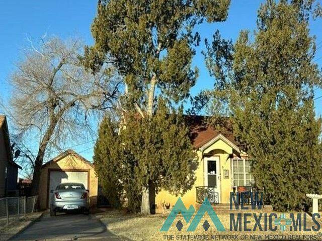 820 Edwards - Photo 1