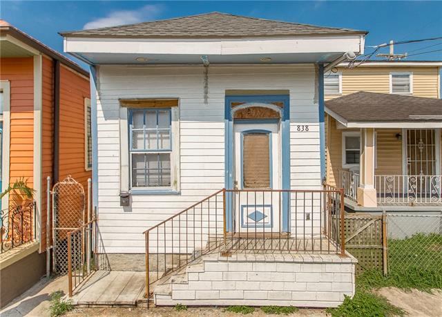 838 Deslonde Street - Photo 1