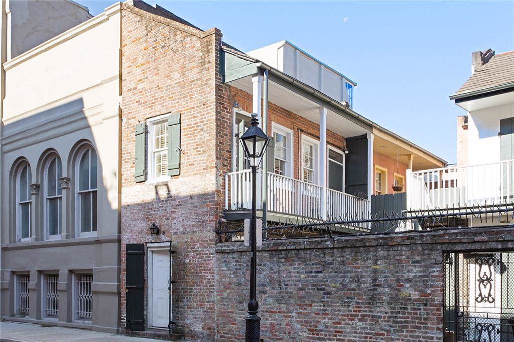 231 Burgundy Street - Photo 1