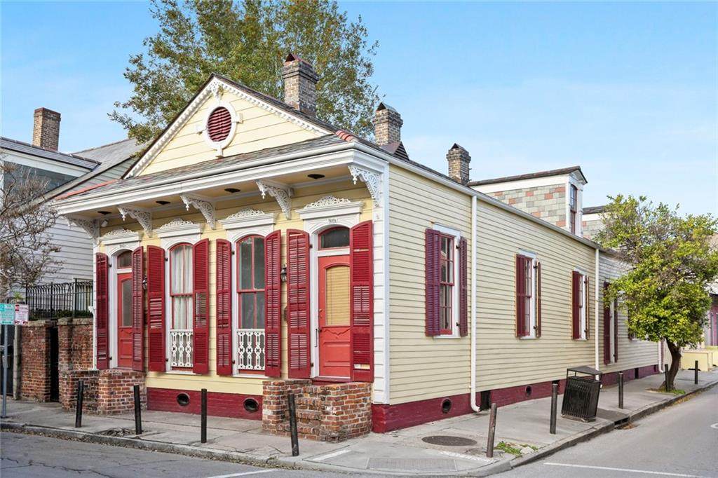 1109 Burgundy Street - Photo 1