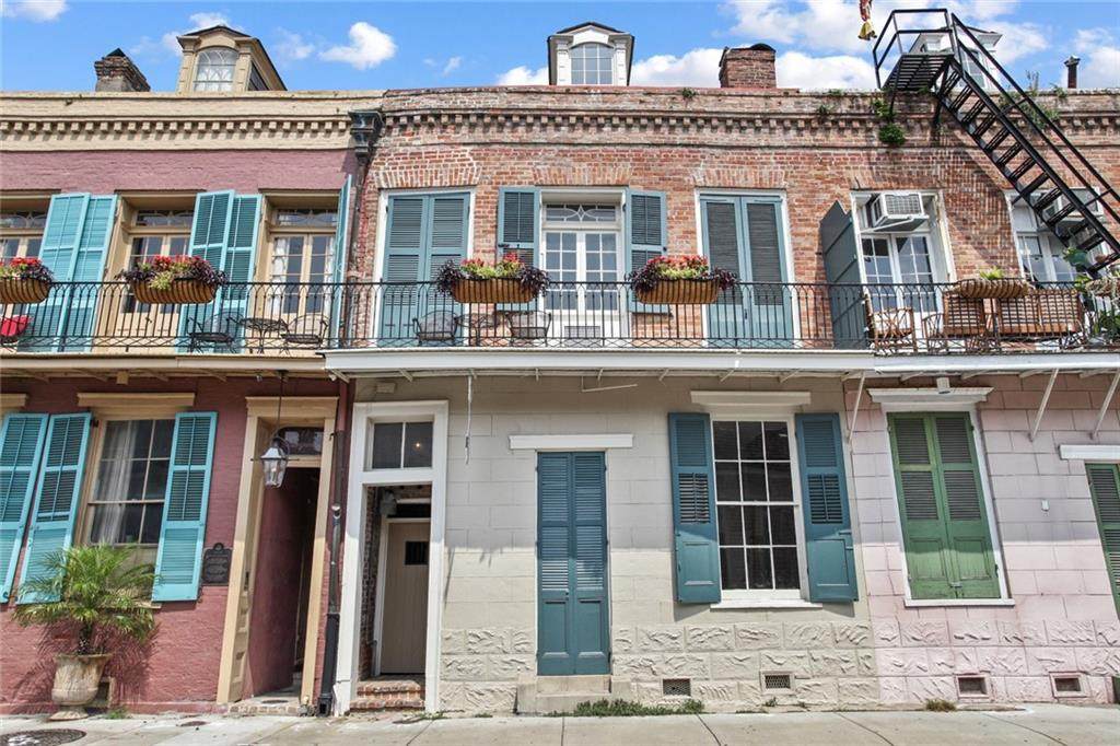 935 Burgundy Street - Photo 1