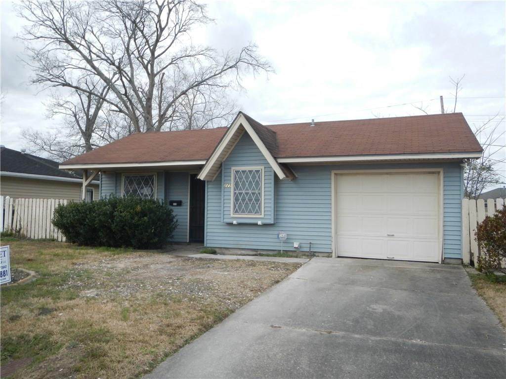 225 Travis Drive - Photo 1