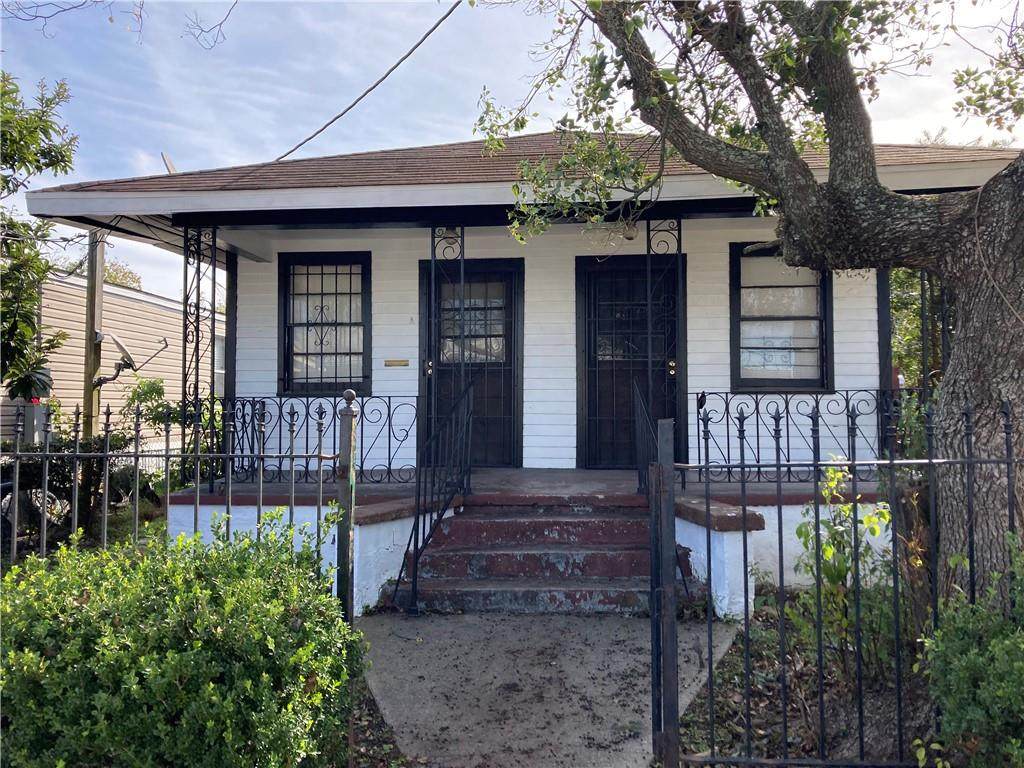 1811 Hollygrove Street - Photo 1