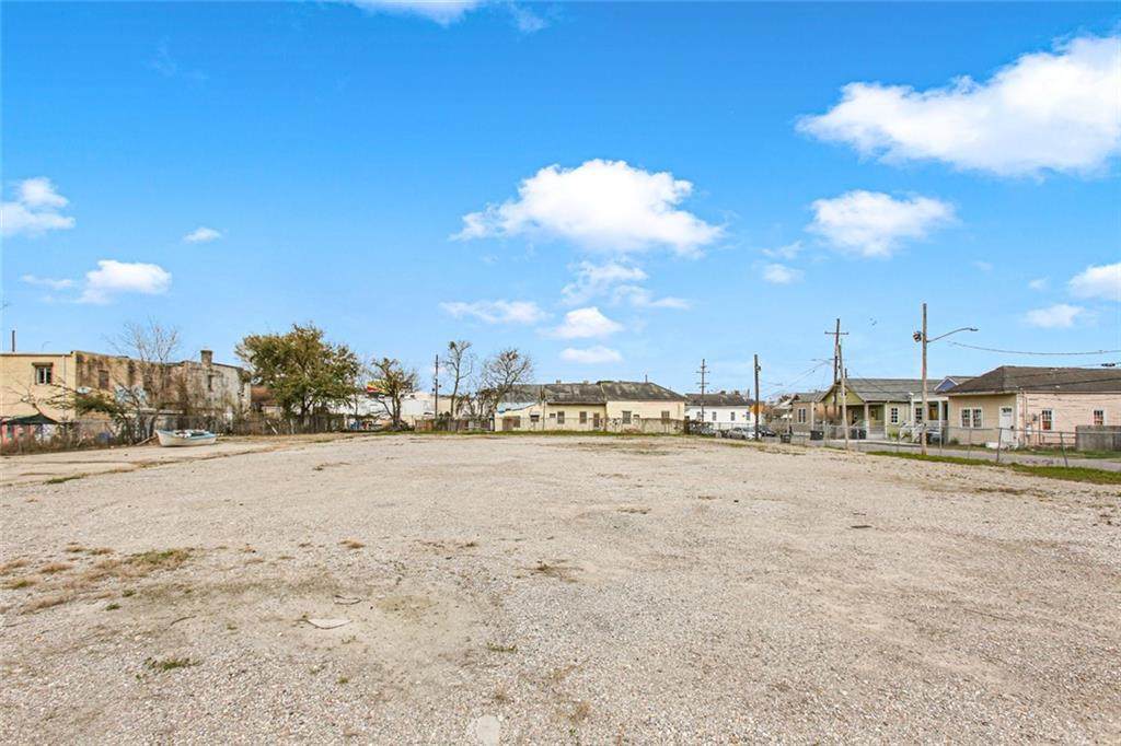 1523 Robertson Street - Photo 1