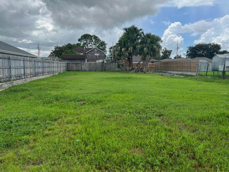 2613 Nebraska Avenue - Photo 1