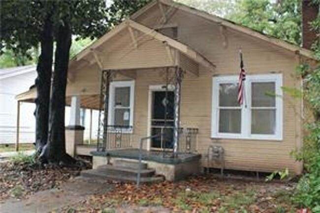 406 18TH Street - Photo 1
