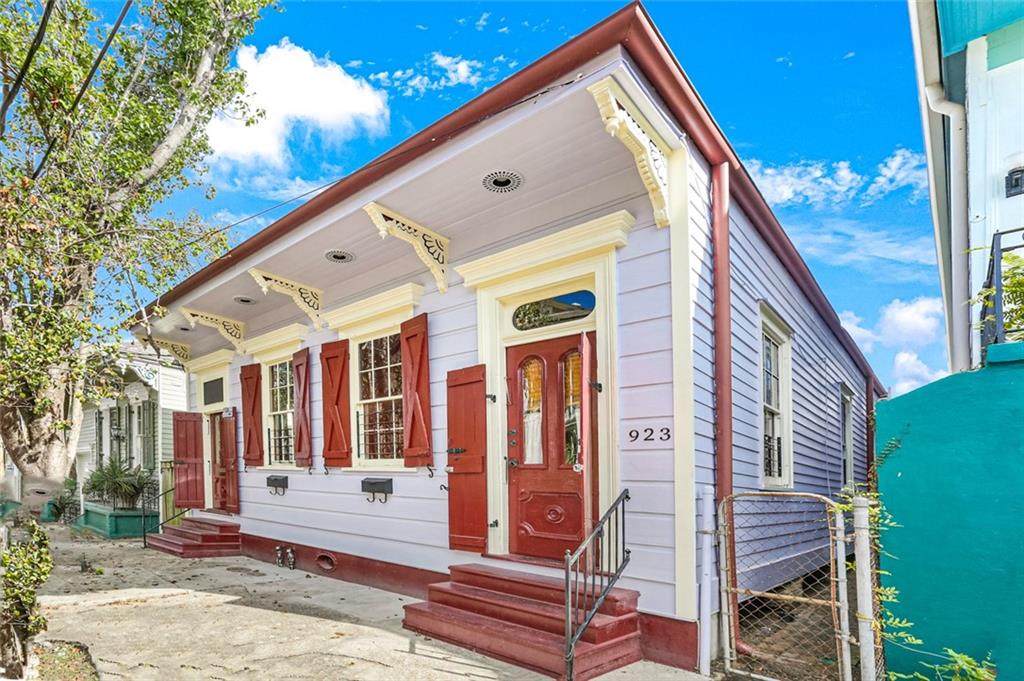 925 Clouet Street - Photo 1