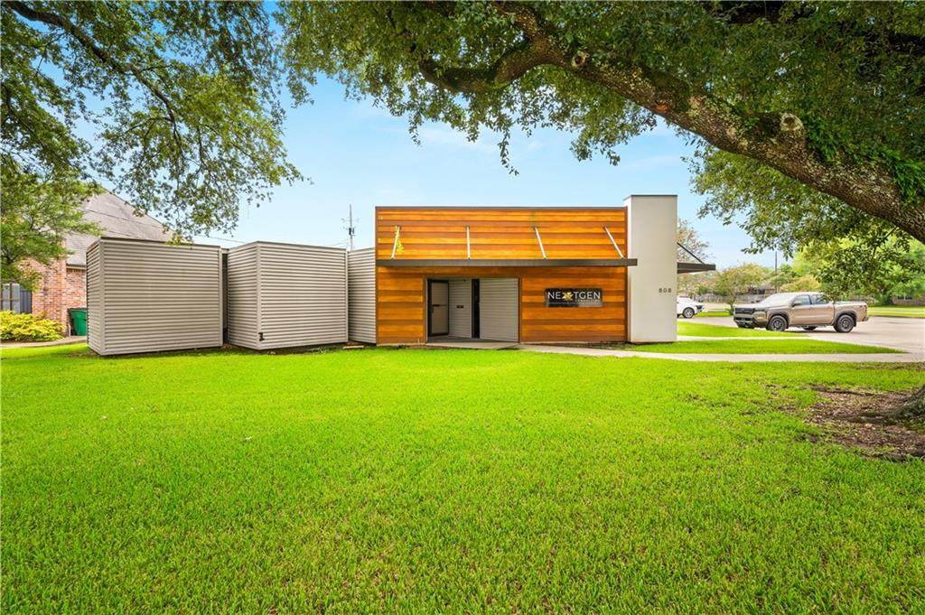 804 Versailles Boulevard - Photo 1