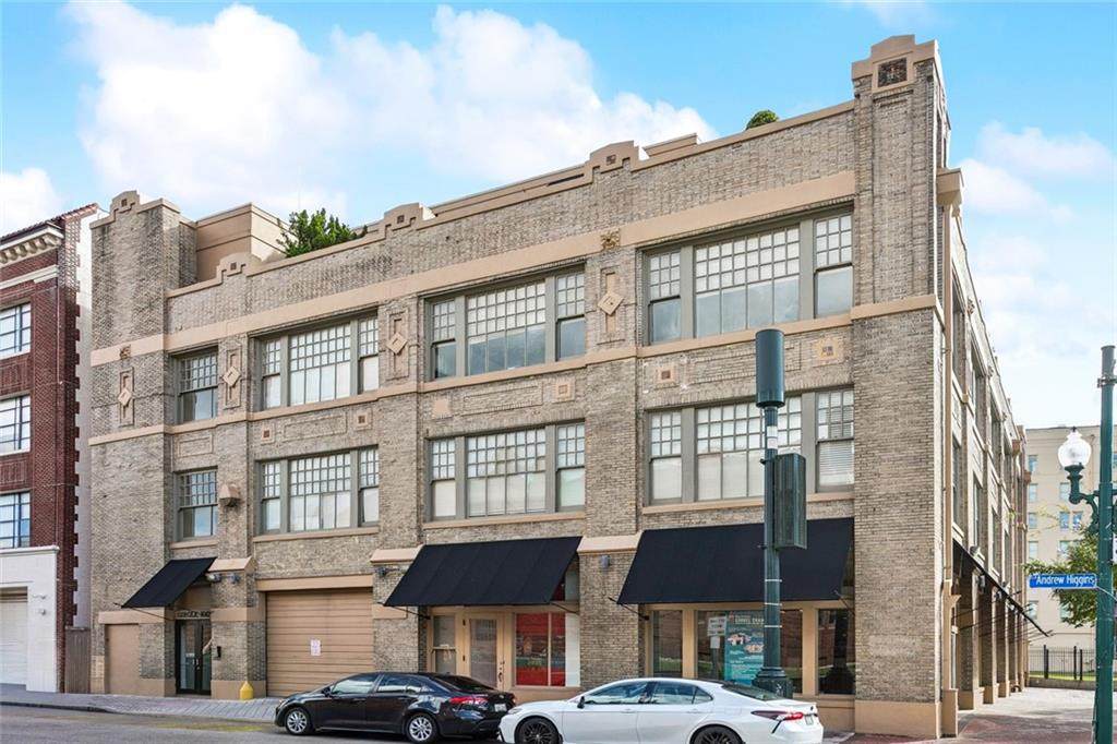 1000 St Charles Avenue - Photo 1