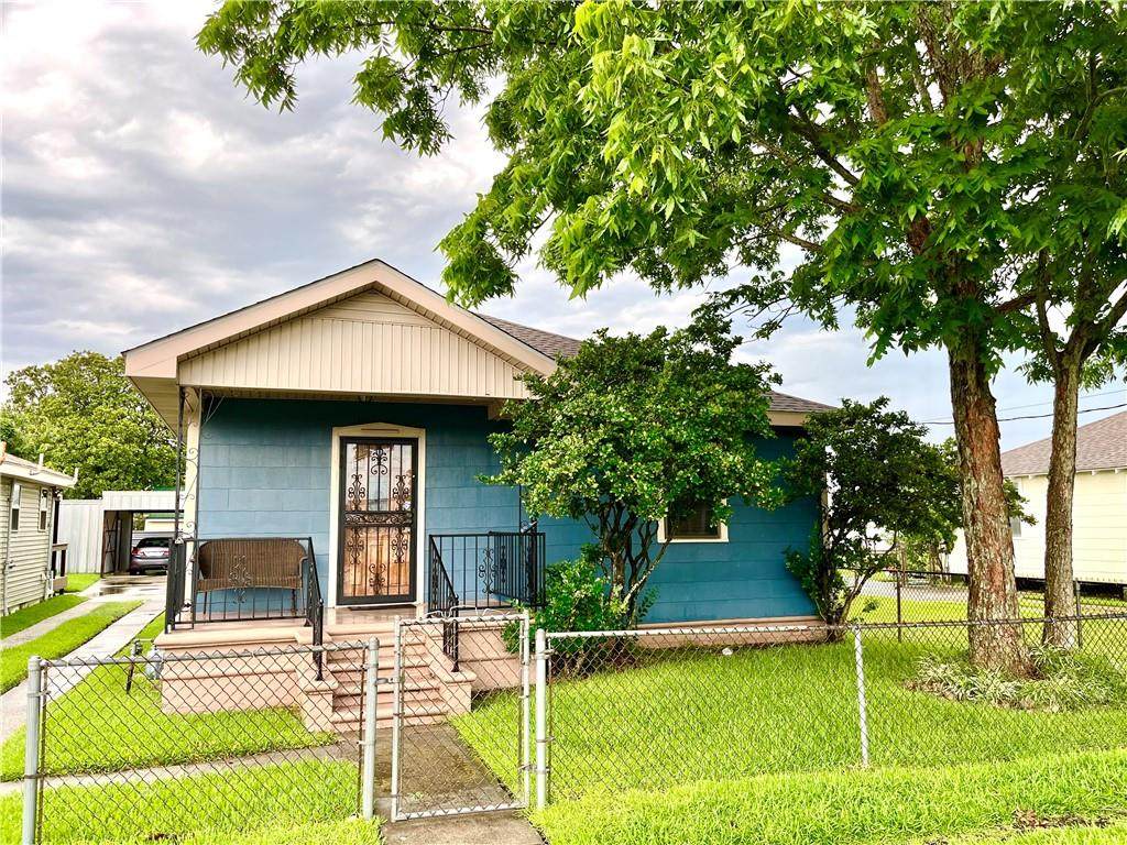 539 Avenue G - Photo 1
