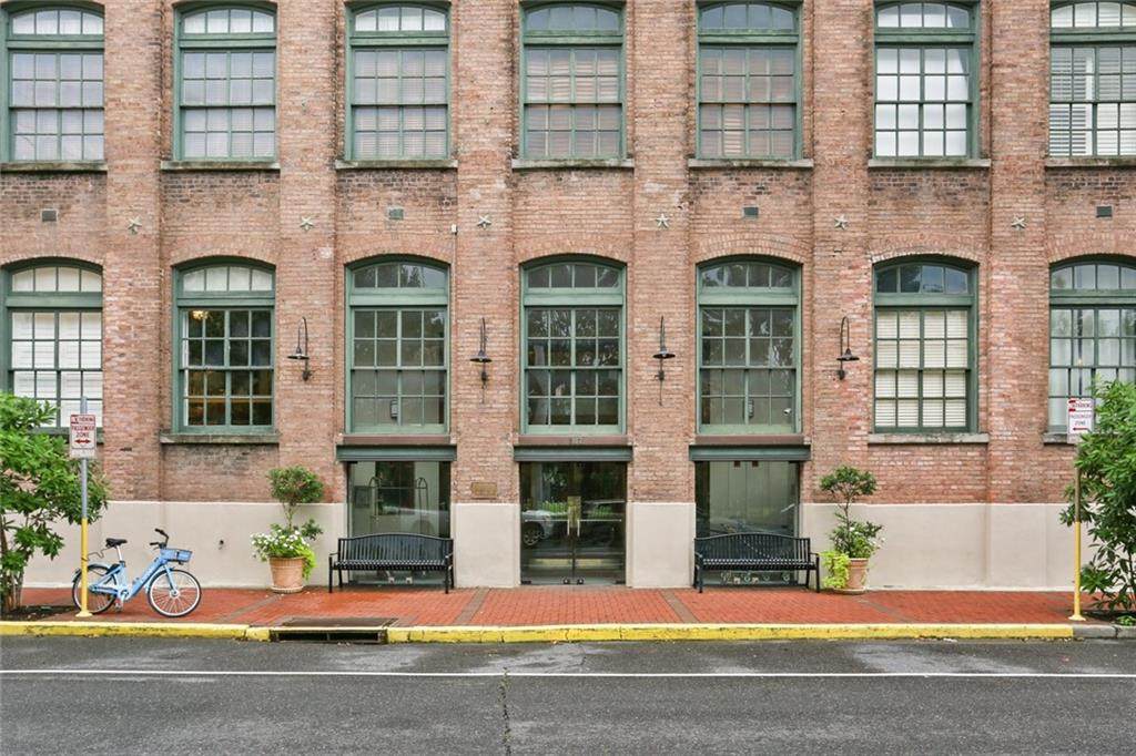 1107 Peters Street - Photo 1