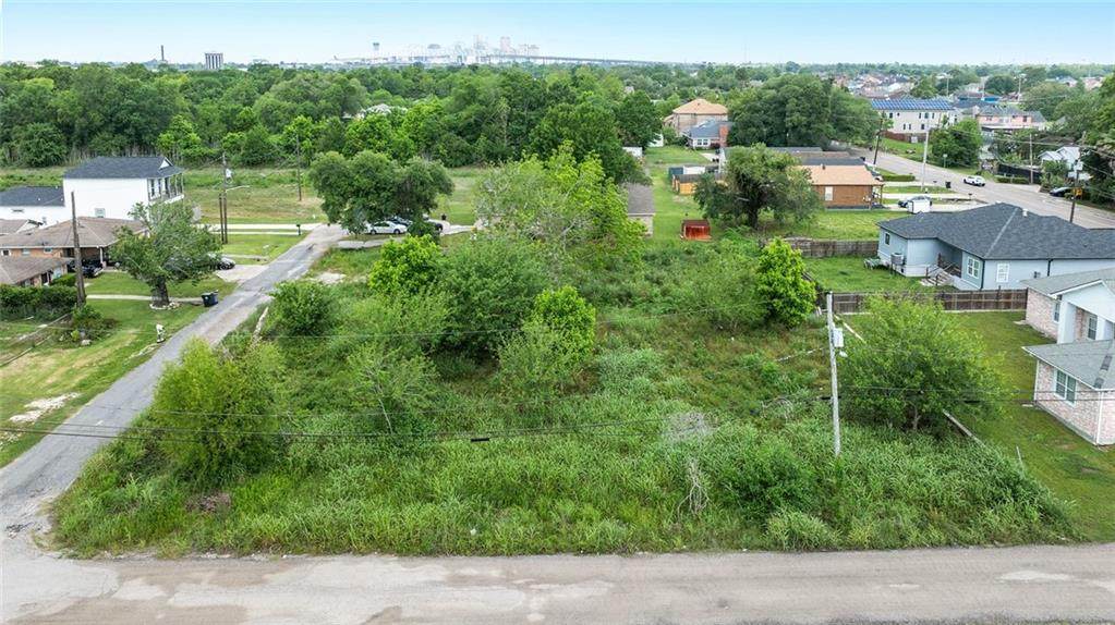 3166 Elmwood Park Drive - Photo 1