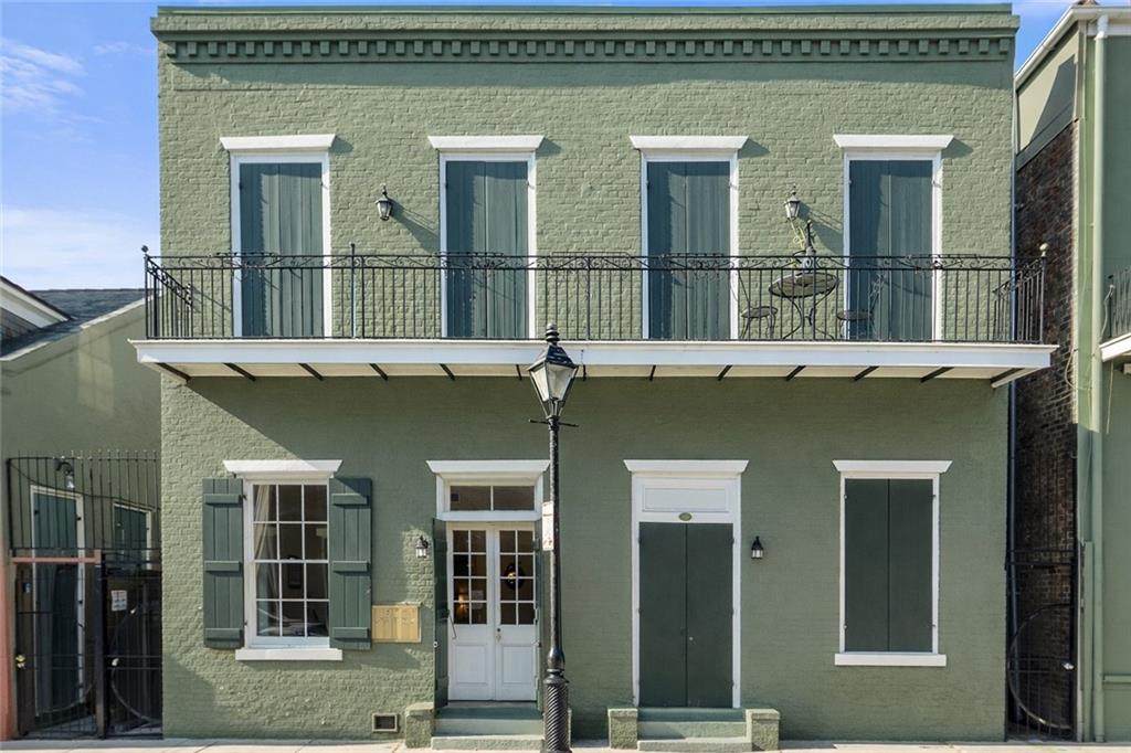 433 Burgundy Street - Photo 1