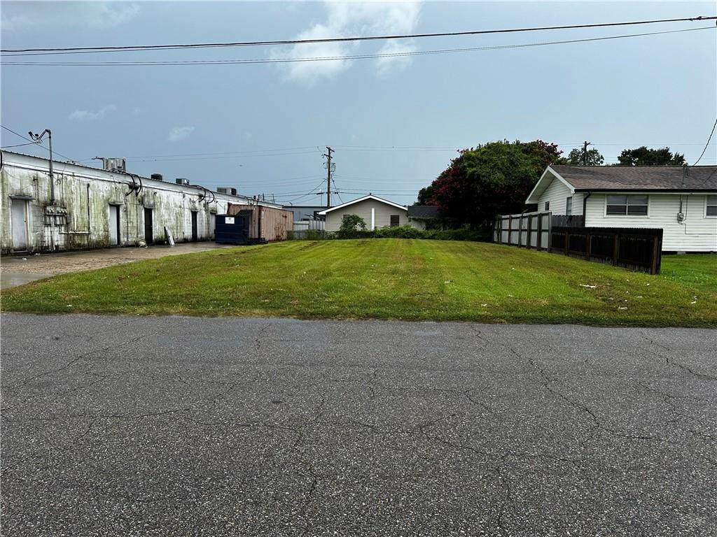 624 Oak Street - Photo 1