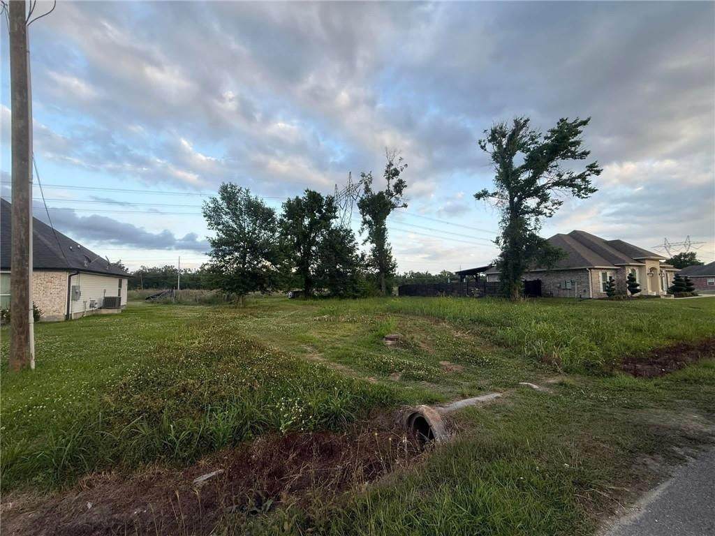 864 Evangeline Road - Photo 1