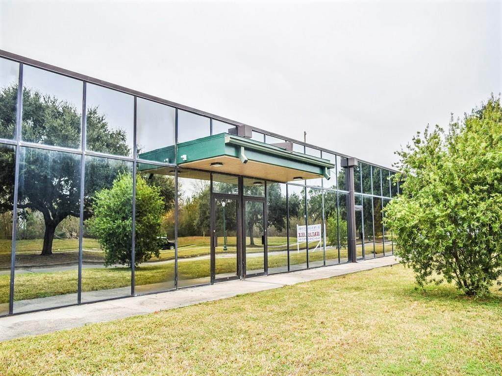 10555 Lake Forest Boulevard - Photo 1
