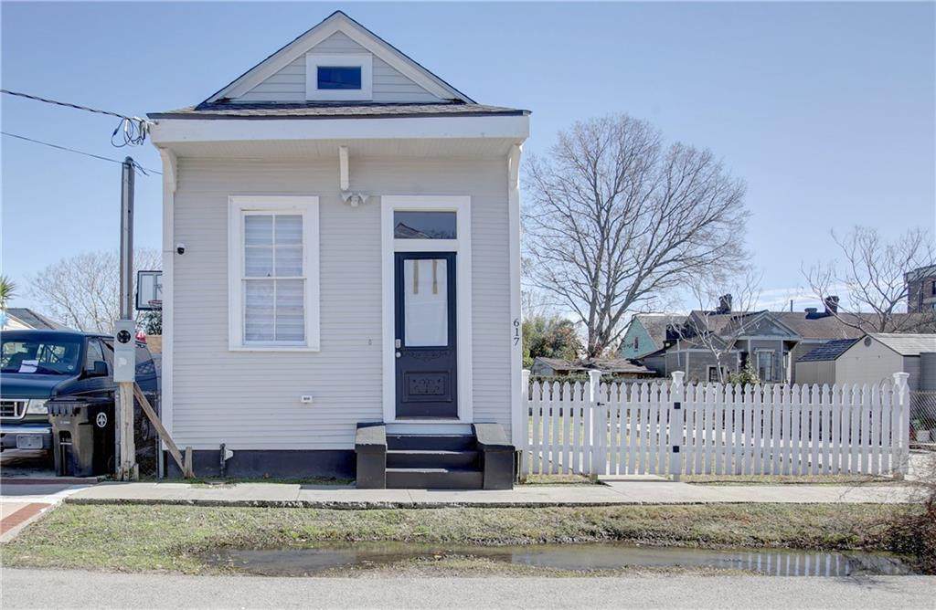617 Tupelo Street - Photo 1