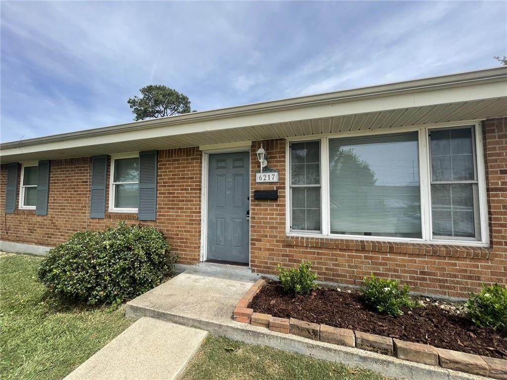 6217 Leslie Street - Photo 1