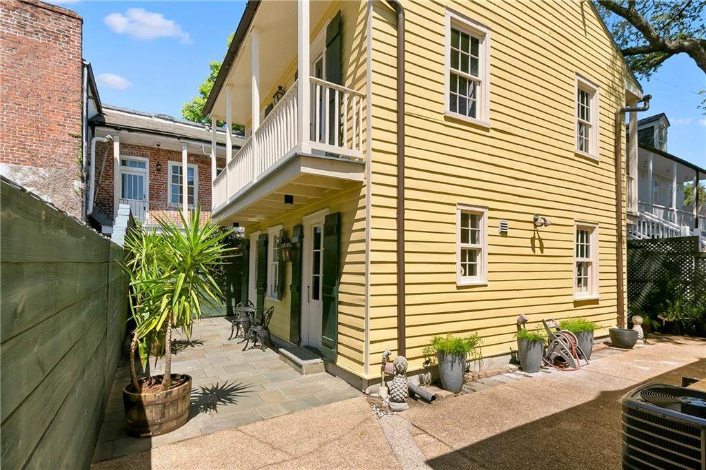 933 Orleans Avenue - Photo 1