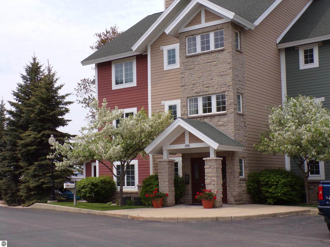 1246 Sunnyside Drive - Photo 1