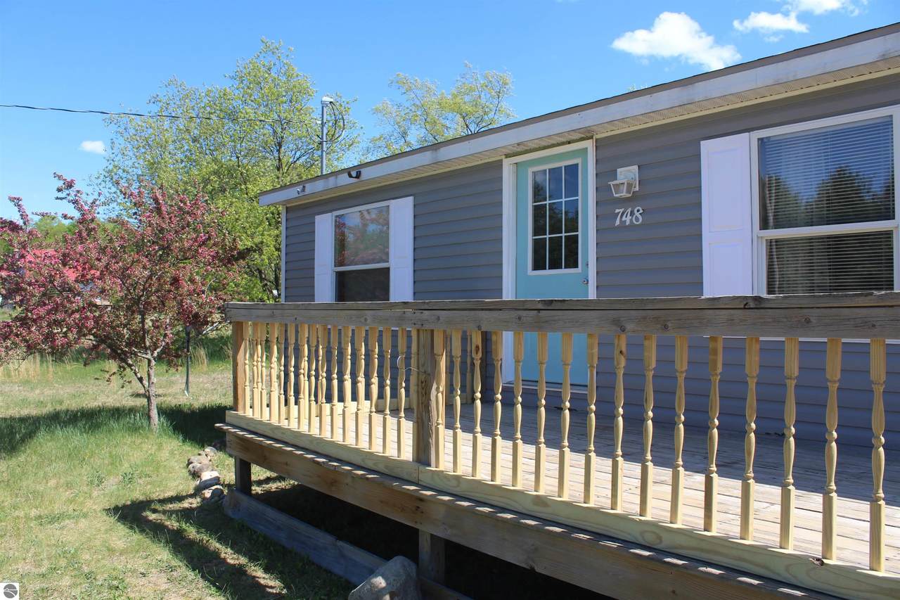 748 Wood Road, Ne - Photo 1