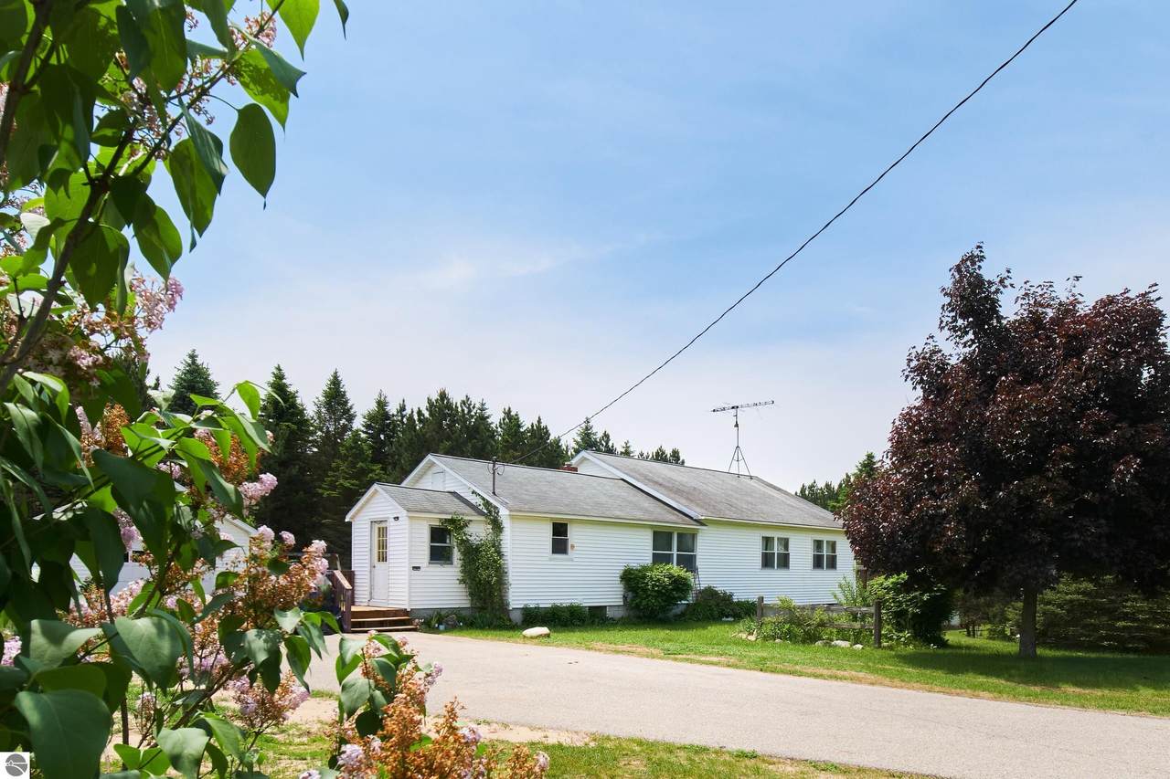 7235 Lyman Road - Photo 1