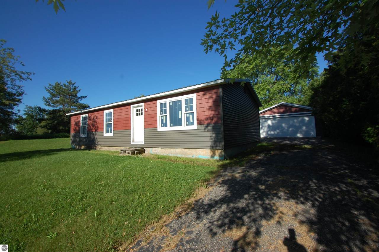 411 8th Street - Photo 1