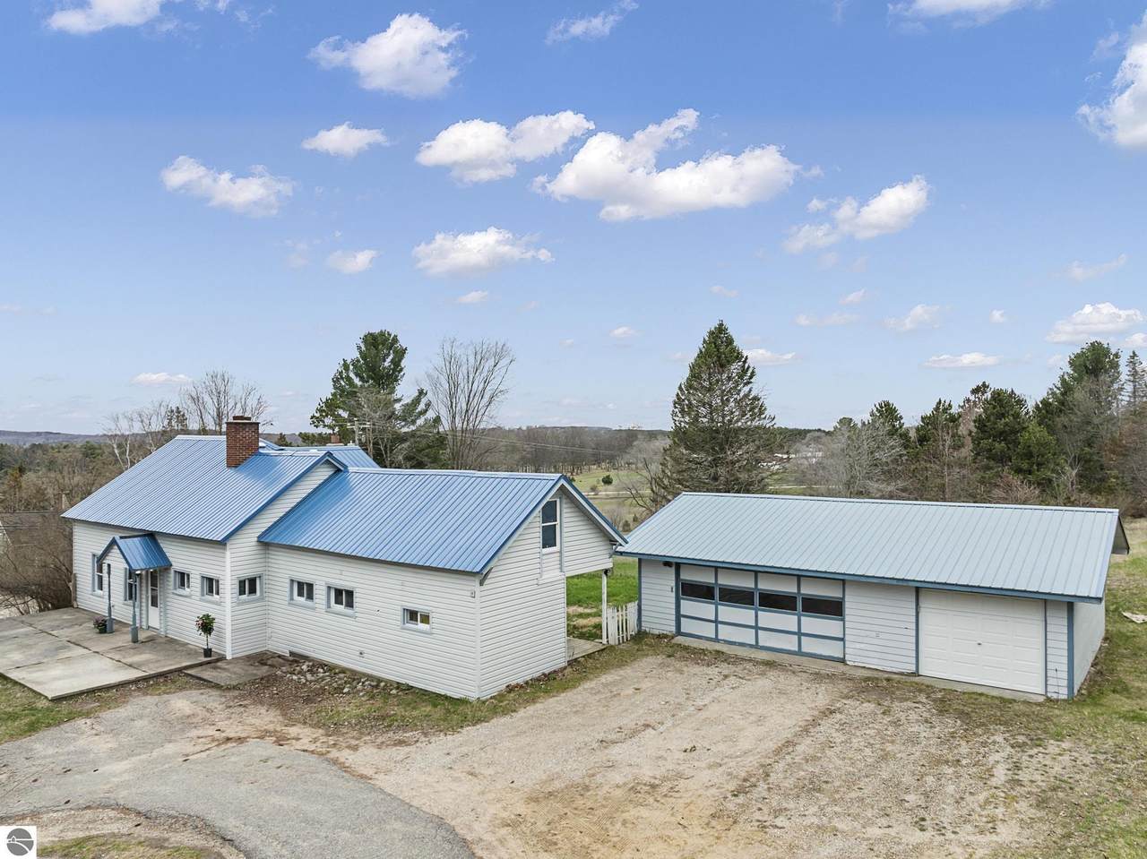 402 Cayuga - Photo 1