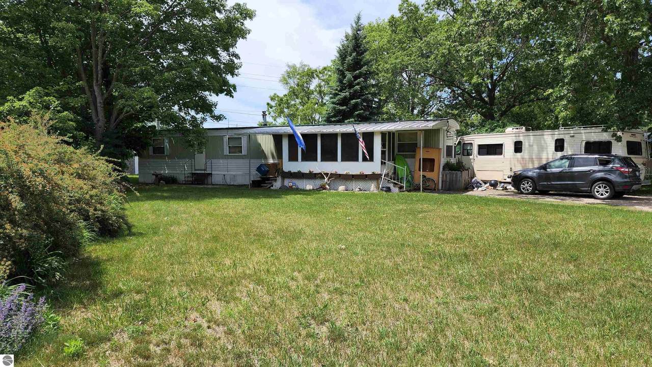 1636 Crescent - Photo 1